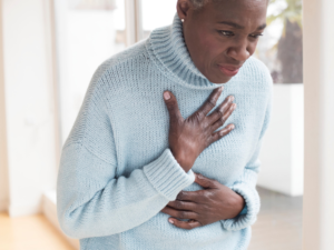 Dor no peito? Entenda as diferenças entre angina e infarto